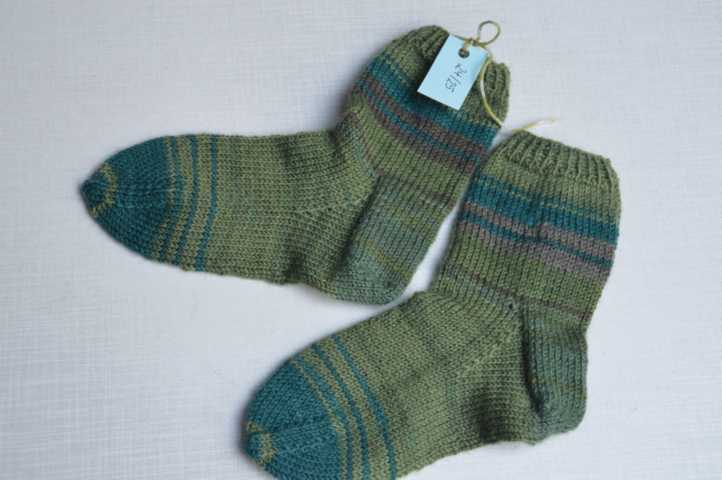 Kindersocken in Grüntönen