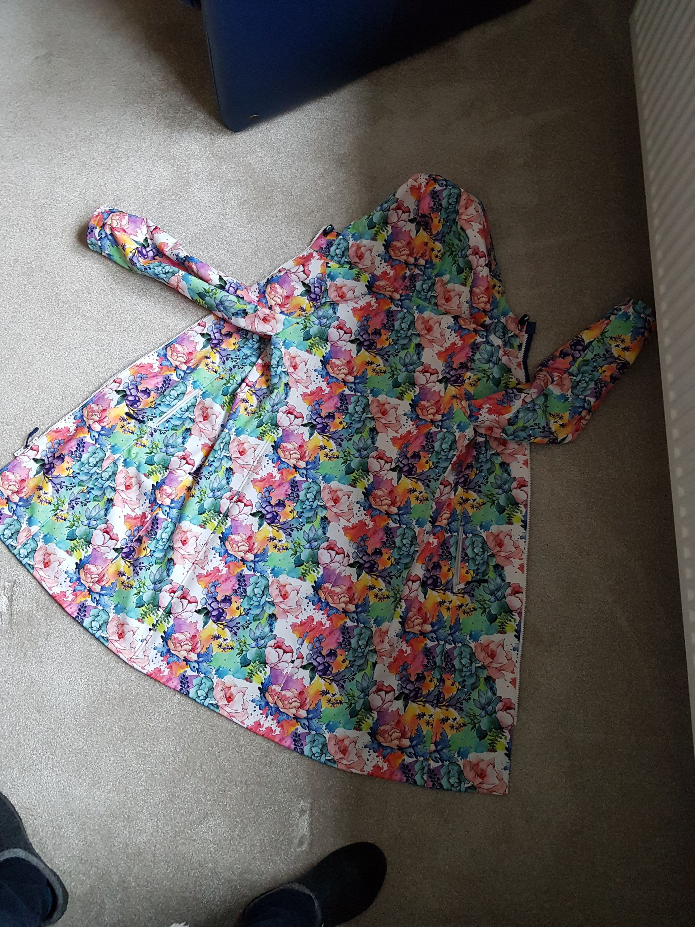 Softshellparka mit regenbogenbunten Blumen