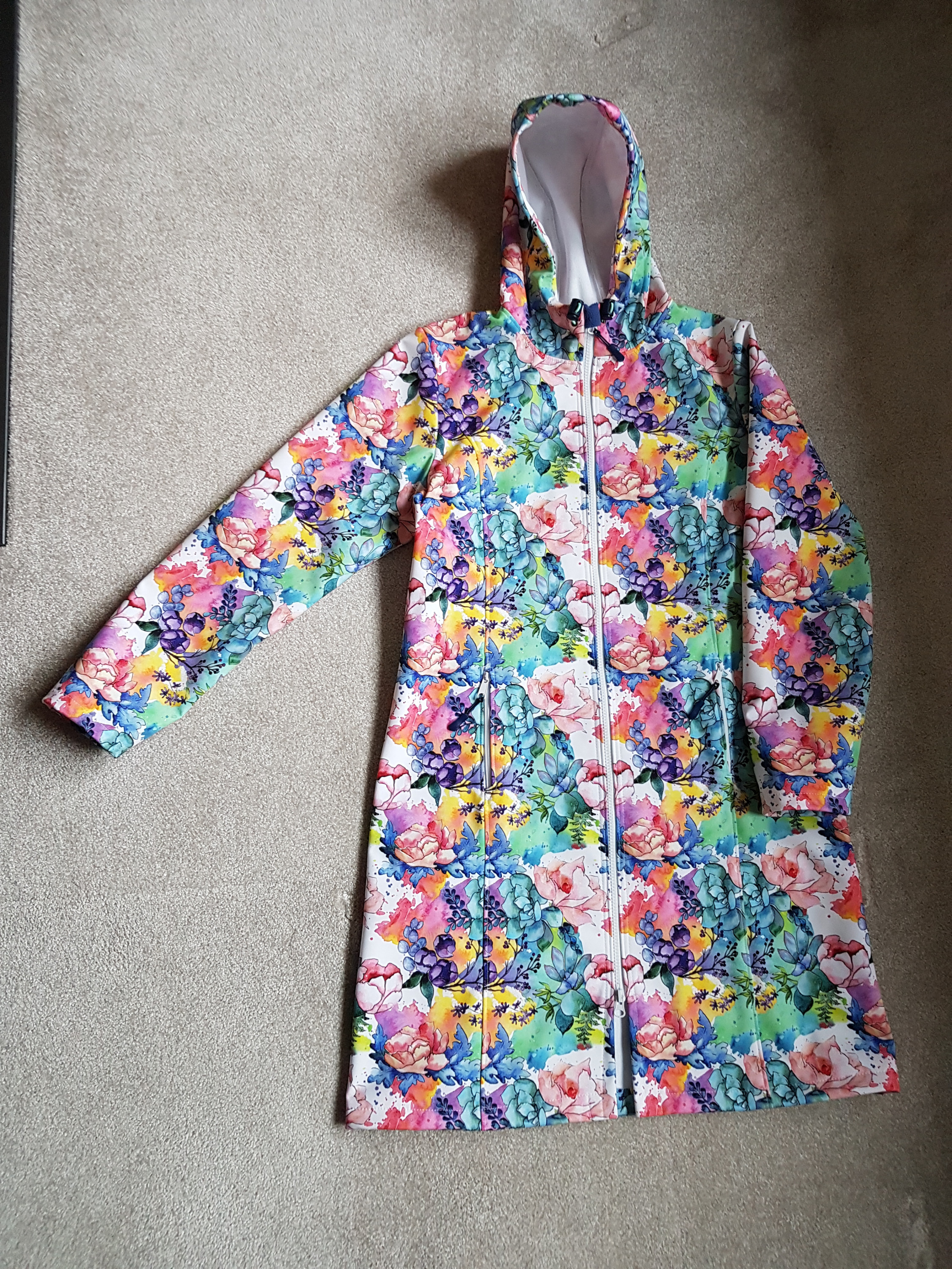 Softshellparka mit regenbogenbunten Blumen