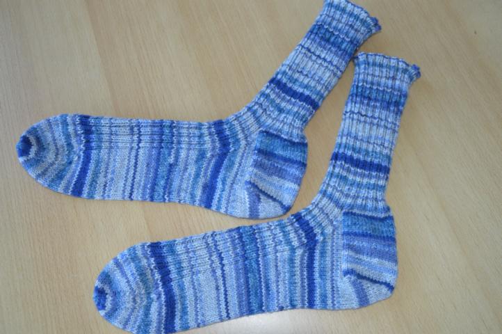 Blau-graue Rippensocken