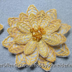 Blumen-Brosche selbst entworfen und gepuncht, gestickt auf der Artista 200,unterlegt mit bedrucktem Gardinenstoff, bestickt mit goldfarbenen Perlen